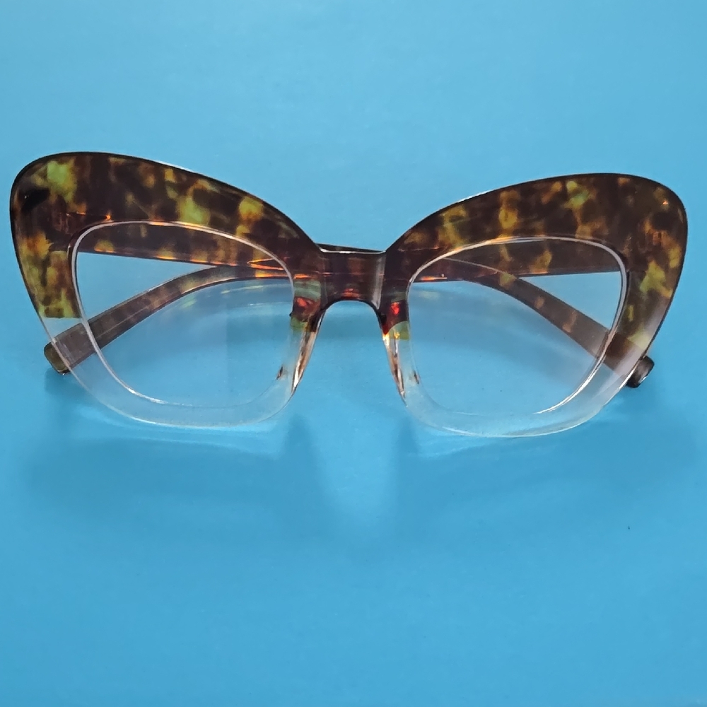 Elegant Tortoise Shell Cat-Eye Glasses